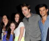 Ashley Greene, Nikki Reed, Kellan Lutz, Elizabeth Reaser, Mackenzie Foy, Kristen stewart, Robert Pattinson, Taylor Lautner, Stephenie Meyer et Peter Facinelli lors de la présentation durant le Comic-Con à San Diego de Twilight - chapitre 5 : Révélation (2ème partie) le 12 juillet 2012