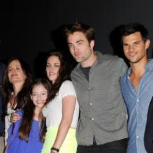 Ashley Greene, Nikki Reed, Kellan Lutz, Elizabeth Reaser, Mackenzie Foy, Kristen stewart, Robert Pattinson, Taylor Lautner, Stephenie Meyer et Peter Facinelli lors de la présentation durant le Comic-Con à San Diego de Twilight - chapitre 5 : Révélation (2ème partie) le 12 juillet 2012