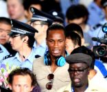 Didier Drogba, nouveau joueur du Shanghai Senshua, arrive à l'aéroport le 14 juillet 2012