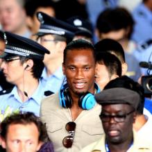 Didier Drogba, nouveau joueur du Shanghai Senshua, arrive à l'aéroport le 14 juillet 2012