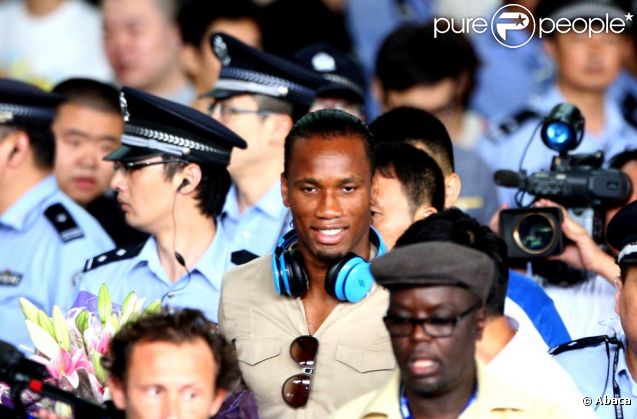 Didier Drogba, nouveau joueur du Shanghai Senshua, arrive à l'aéroport le 14 juillet 2012