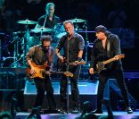 Bruce Springsteen et le E Street Band à Paris-Bercy le 4 juillet 2012, étape de la tournée  Wreckling Ball Tour .