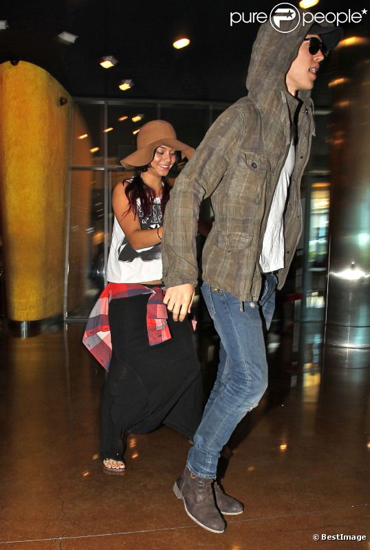 Vanessa Hudgens se rend au cinéma avec son petit ami Austin Butler pour voir le film  Batman : The Dark Knight Rises , le vendredi 20 juillet à Los Angeles. - photos Purepeople