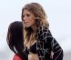 AnnaLynne McCord, Jessica Stroup et Jessica Lowndes sur le tournage de la série 90210 sur la plage de Malibu, le 24 juillet 2012 - Le corps d'AnnaLynne McCord en fait rêver plus d'un.