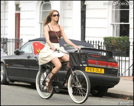 Elle Macpherson et son fils rentrent de l'école à vélo...