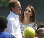 La bonne humeur était au rendez-vous ! Kate Middleton, le prince William et le prince Harry, ambassadeurs de la Team GB pour les JO de Londres 2012, inauguraient ensemble le projet de formation de coachs Coach Core, le 26 juillet 2012 au Bacon College de Rotherhithe (sud-est de Londres).