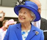 JO de Londres 2012 : Elizabeth II hyperactive, salue les sportifs impressionnés