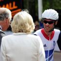 JO de Londres 2012 : Elizabeth II hyperactive, salue les sportifs impressionnés
