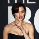 Rachel Weisz sexy : Jeremy Renner hypnotisé par son décolleté pour Jason Bourne