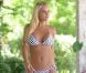 Jenny McCarthy pose en bikini au bord de sa piscine à Chicago le 1er août 2012