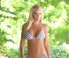 Jenny McCarthy pose en bikini au bord de sa piscine à Chicago le 1er août 2012
