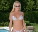 Décidée, Jenny McCarthy pose en bikini au bord de sa piscine à Chicago le 1er août 2012