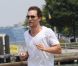 Matthew McConaughey court avec un t-shirt le 23 juillet 2012 à New York