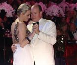 Chalene Wittstock et le Prince Albert, plus complices que jamais lors du Bal de la Croix-Rouge à Monaco, le vendredi 3 août 2012.