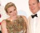 Chalene Wittstock et le Prince Albert prennent la pose lors de leur arrivée au Bal de la Croix-Rouge à Monaco, le vendredi 3 août 2012.