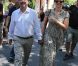 Bain de foule à Bormes-les-Mimosas pour François Hollande et Valérie Trierweiler, le vendredi 3 août 2012.