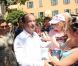 Bain de foule à Bormes-les-Mimosas pour François Hollande et Valérie Trierweiler, le vendredi 3 août 2012.