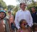 Bain de foule à Bormes-les-Mimosas pour François Hollande et Valérie Trierweiler, le vendredi 3 août 2012.