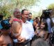 Bain de foule à Bormes-les-Mimosas pour François Hollande et Valérie Trierweiler, le vendredi 3 août 2012.