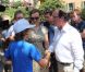 Bain de foule à Bormes-les-Mimosas pour François Hollande et Valérie Trierweiler, le vendredi 3 août 2012.