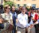 Bain de foule à Bormes-les-Mimosas pour François Hollande et Valérie Trierweiler, le vendredi 3 août 2012.