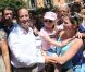 Bain de foule à Bormes-les-Mimosas pour François Hollande et Valérie Trierweiler, le vendredi 3 août 2012.
