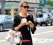 Alessandra Ambrosio s'autorise une gourmandise dans les rues de Santa Monica, après sa séance de sport. Le top a acheté une glace au yahourt pour se récompenser de ses efforts. Le 4 août 2012