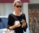 Alessandra Ambrosio, superbe, s'autorise une gourmandise dans les rues de Santa Monica, après sa séance de sport. Le top a acheté une glace au yahourt pour se récompenser de ses efforts. Le 4 août 2012