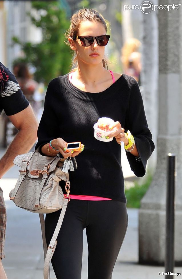 Alessandra Ambrosio dans les rues de Santa Monica a craqué pour une glace au yahourt pour se récompenser de ses efforts après le sport. Le 4 août 2012