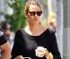 Alessandra Ambrosio dans les rues de Santa Monica a craqué pour une glace au yahourt pour se récompenser de ses efforts après le sport. Le 4 août 2012