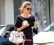 La divine Alessandra Ambrosio s'autorise une gourmandise dans les rues de Santa Monica, après sa séance de sport. Le top a acheté une glace au yahourt pour se récompenser de ses efforts. Le 4 août 2012