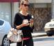 Alessandra Ambrosio, en solo, s'autorise une gourmandise dans les rues de Santa Monica, après sa séance de sport. Le top a acheté une glace au yahourt pour se récompenser de ses efforts. Le 4 août 2012