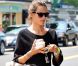 Alessandra Ambrosio s'autorise une gourmandise dans les rues de Santa Monica, après sa séance de sport. Le top a acheté une glace au yahourt pour se récompenser de ses efforts. Le 4 août 2012