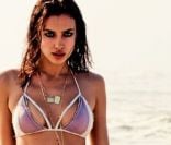 Sexy en bikini, Irina Shayk pose pour la campagne 2013 de la marque Agua Bendita.
