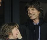 Mick et Lucas (au centre), père et fils fans de sport... Mick Jagger assistait le 6 août 2012 avec sa compagne L'Wren Scott et son fils Lucas, né de sa liaison avec Luciana Gimenez, à la soirée d'athlétisme des Jeux olympiques de Londres 2012.