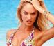 Divine dans son maillot de bain floral Victoria's Secret, Candice Swanepoel nous fait tourner la tête.