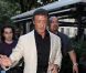 Elégant, Sylvester Stallone va au restaurant avec sa femme et ses filles à Paris le 10 août 2012