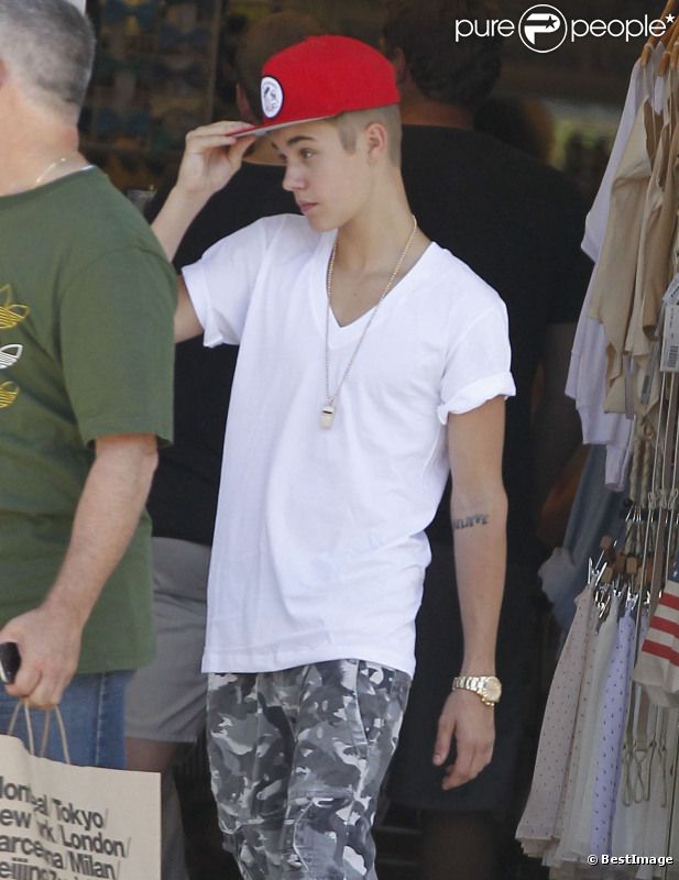 Justin Bieber fait du shopping en famille, le samedi 11 août 2012.