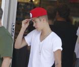 Justin Bieber fait du shopping en famille, le samedi 11 août 2012.