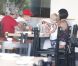 Justin Bieber mange dans un restaurant japonais en famille, le samedi 11 août 2012, à Studio City.