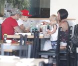 Justin Bieber mange dans un restaurant japonais en famille, le samedi 11 août 2012, à Studio City.