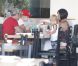Justin Bieber mange dans un restaurant japonais en famille, le samedi 11 août 2012, à Studio City.