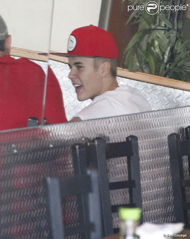 Justin Bieber mange dans un restaurant japonais en famille, le samedi 11 août 2012, à Studio City.
