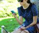 Absorbée par son iPhone, Emmy Rossum passe du bon temps dans un parc de Los Angeles. Le 15 août 2012