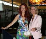 Delphine Wespiser, Miss France 2012, se rendant en Chine avec Sylvie Tellier pour le concours de Miss Monde, le 19 juillet 2012