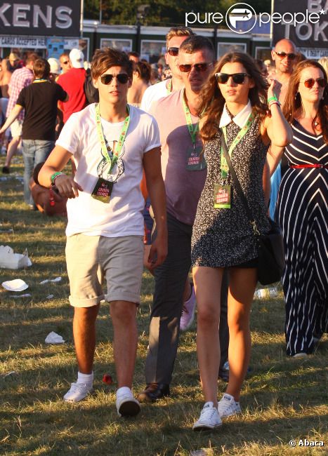 Le chanteur Louis du groupe One Direction avec sa petite amie Eleanor assistent au V Festival, le samedi 18 août 2012.
