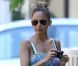 Nicole Richie, détendue lors d'une fête d'anniversaire à Beverly Hills, se charge d'immortaliser le moment. Le 19 août 2012.