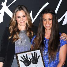 Alicia Silverstone auprès de son amie Alanis Morissette intronisée au Guitar Center's RockWall de Los Angeles, le 21 août 2012.