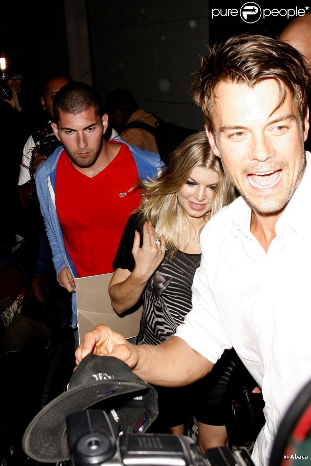 Fergie et Josh Duhamel ont du fendre une foule compacte de photographes à la sortie du restaurant Craig à Los Angeles le 21 août 2012