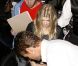 Fergie et Josh Duhamel tentent de rejoindre leur voiture à la sortie du restaurant Craig à Los Angeles le 21 août 2012